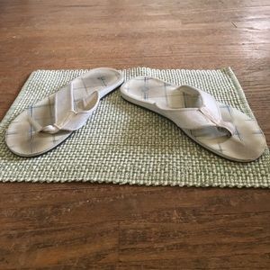 Men’s size 13 white flip flops